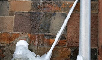 how to thaw out frozen pipes